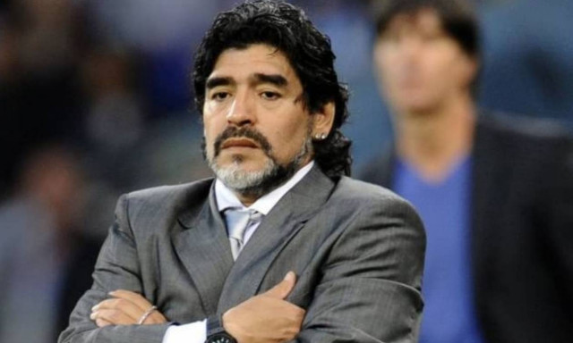 Δίνει… ρέστα ο Μαραντόνα! Χορεύει στον διάδρομο! (video)