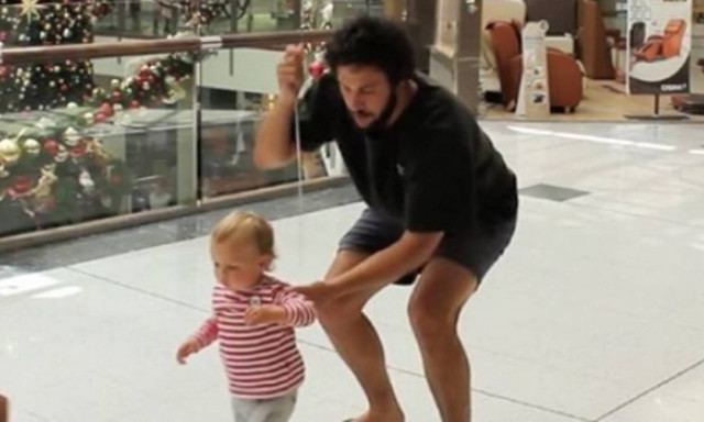 Πώς θα κάνετε τα χριστουγεννιάτικα ψώνια με το μωρό σας χωρίς να το «χάσετε»