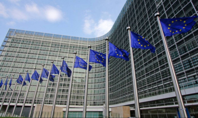 Κομισιόν: Λαμβάνουμε υπ' όψιν την απόφαση του ESM για «πάγωμα» των μέτρων