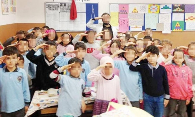 Σάλος στην Τουρκία: Μαθητές φωτογραφίζονται κρατώντας κρεμάλες! (pics)