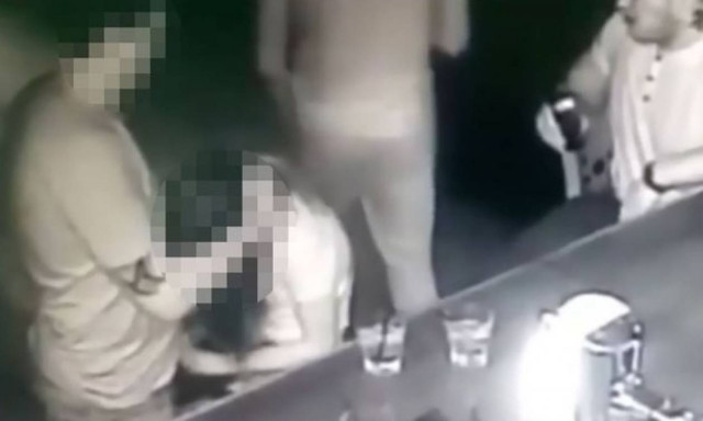 Ακατάλληλο δώρο: Του έκανε στοματικό στην μπάρα γεμάτου κλαμπ (video)