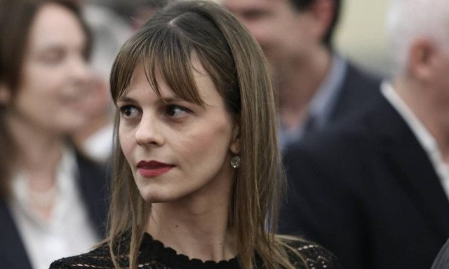 Εδώ ο κόσμος «καίγεται» και η Αχτσιόγλου γράφει... άρθρα!