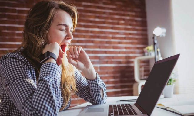 Νύστα μετά το μεσημεριανό φαγητό; Ποιος είναι ο «ένοχος» συνδυασμός τροφών