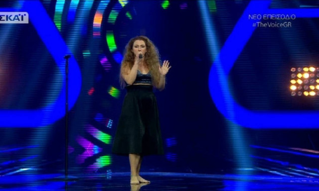 «Τhe Voice»: Βγήκε ξυπόλυτη, την αποθέωσαν και ο Μουζουράκης αποκάλυψε την… κουμπαριά τους