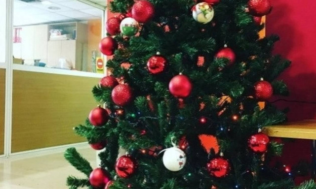 Έτσι στόλισε το γραφείο της η...