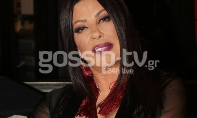 Το αβυσσαλέο ντεκολτέ της Άντζελα Δημητρίου στην παρουσίαση των κοσμημάτων της (photos)