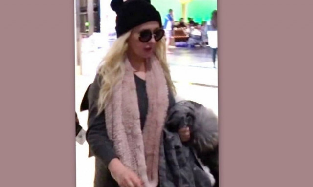 Τρομάξαμε να την αναγνωρίσουμε! Είναι η γνωστή τραγουδίστρια... (pic)