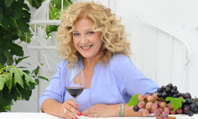 «Με Κρασί κι Ελληνικά»: Ένα πρωτότυπο δώρο για όσους αγαπούν το φαγητό