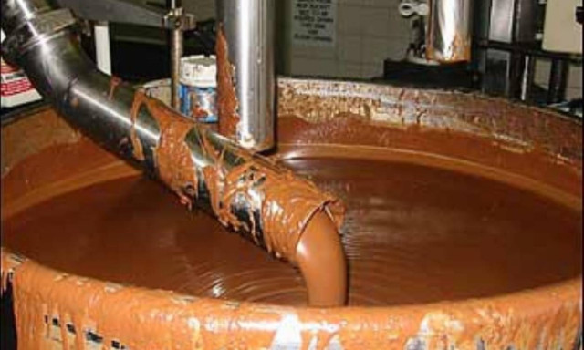 Τραγωδία: Σκοτώθηκε πέφτοντας σε μια δεξαμενή με λιωμένη σοκολάτα (pics)