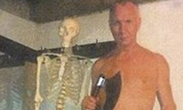 Φωτογραφία ΣΟΚ: Κανίβαλος ποζάρει γυμνός δίπλα από το τεμαχισμένο θύμα του