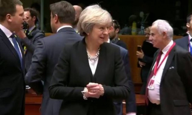 Η αμήχανη στιγμή της Μέι στη Σύνοδο Κορυφής - Έκαναν σαν να μην υπάρχει! (vid)