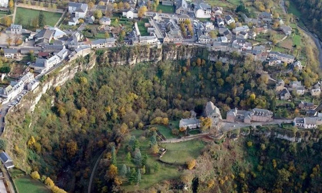 Bozouls: Χτισμένο πάνω σε φαράγγι που σχηματίστηκε πριν από 2 εκ. χρόνια (vid)