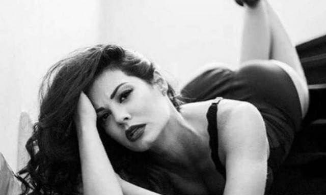 Μαρία Κορινθίου: Σέξι και όποιος αντέξει!