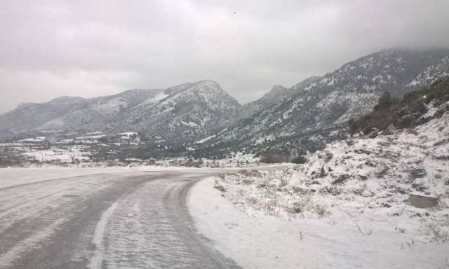 Στην κατάψυξη η χώρα: Χιόνια και στην Αττική - Πού θα το στρώσει τις επόμενες ώρες
