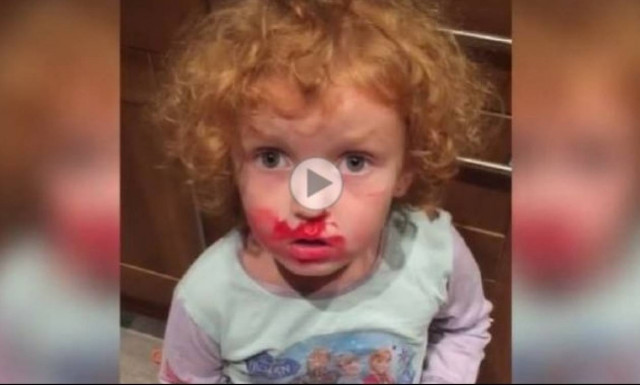 Το ξωτικό την υπνώτισε και το κραγιόν έπεσε επάνω της (vid)