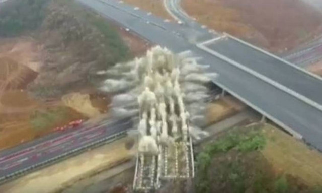 Εντυπωσιακή κατεδάφιση γέφυρας μέσα σε ελάχιστα δευτερόλεπτα! (vid)