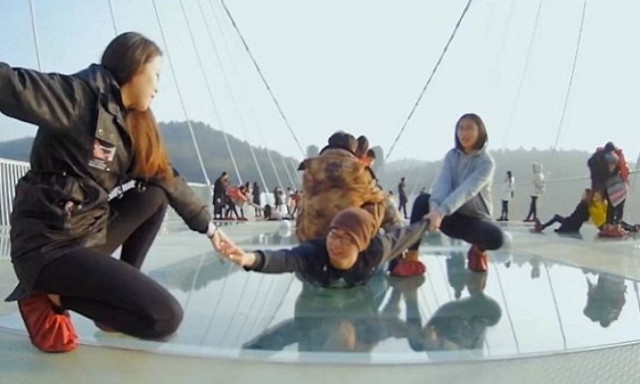 To Mannequin Challenge στην μεγαλύτερη γυάλινη γέφυρα του κόσμου! (vid)