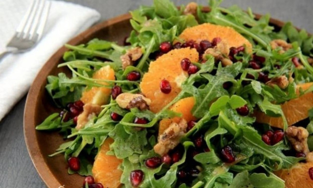 Γιορτινή σαλάτα με ρόδι,καρύδια και μέλι