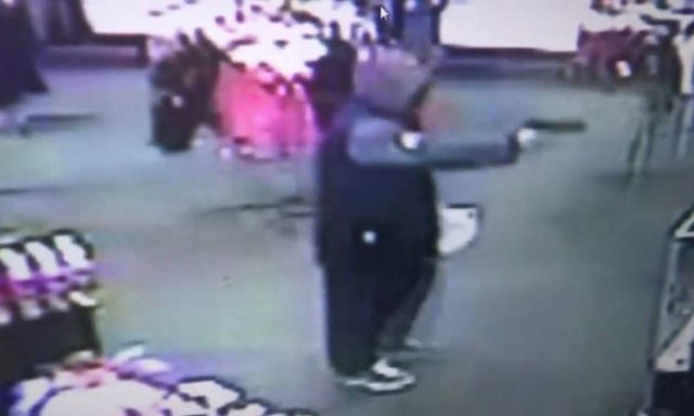 Επιχείρησε να ληστέψει sex shop και δέχτηκε βροχή από... δονητές! (video)