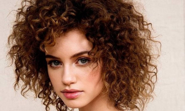 Σγουρά μαλλιά: Πόσο συχνά πρέπει να τα λούζεις;