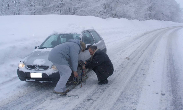 Καιρός: Σαρώνει τη χώρα ο χιονιάς - Δείτε πού χρειάζονται αλυσίδες