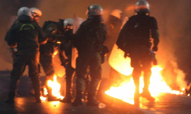 Επίθεση με βόμβες μολότοφ σε διμοιρία των ΜΑΤ