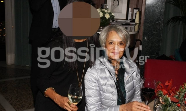 Ποζάρει αγκαλιά με τη μητέρα της η…