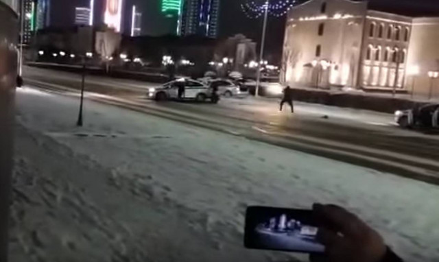 Συγκλονιστικό βίντεο: «Βροχή» από σφαίρες κατά της αστυνομίας στο κέντρο της πόλης (Vids)