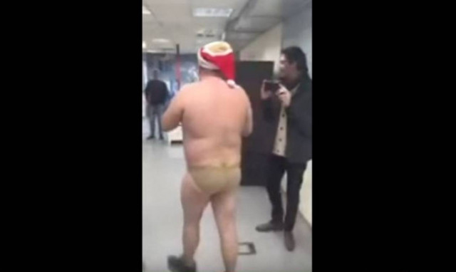 Αηδία: Έλληνας παρουσιαστής λέει γυμνός τα καλάντα! (video)