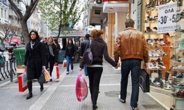 Εορταστικό ωράριο: Τι ώρα κλείνουν σήμερα Κυριακή τα εμπορικά καταστήματα