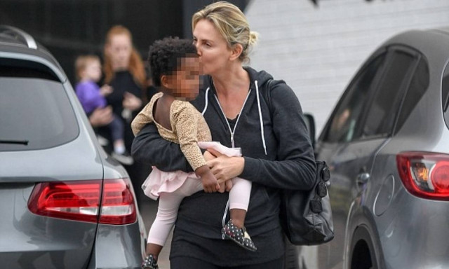 Η μαμά Charlize Theron φιλάει την κόρη της και τα φλας παίρνουν φωτιά