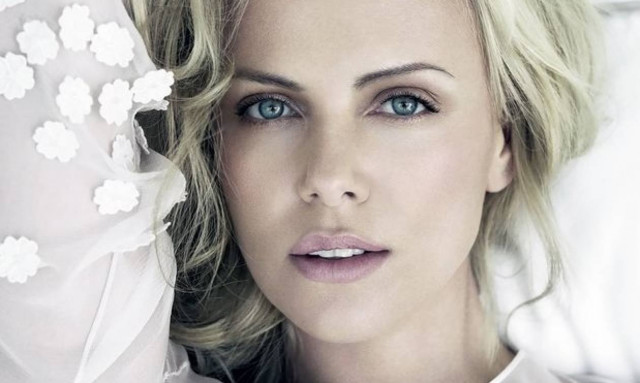 Απλά τέλεια! Η Charlize Theron φόρεσε το κολάν της και ήταν απλά υπέροχη