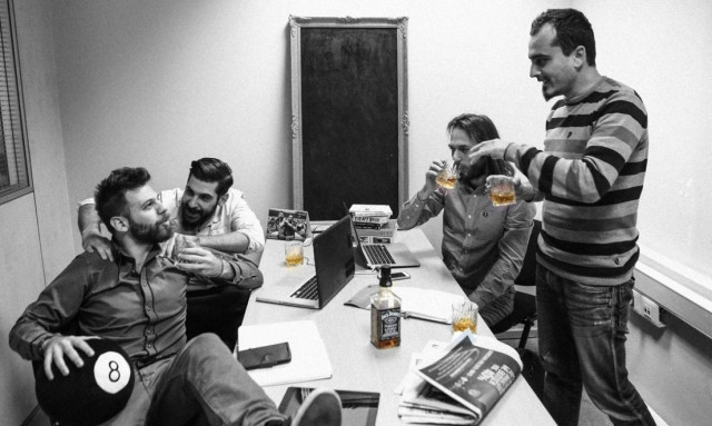 Αυτό το ένα ποτό στο γραφείο