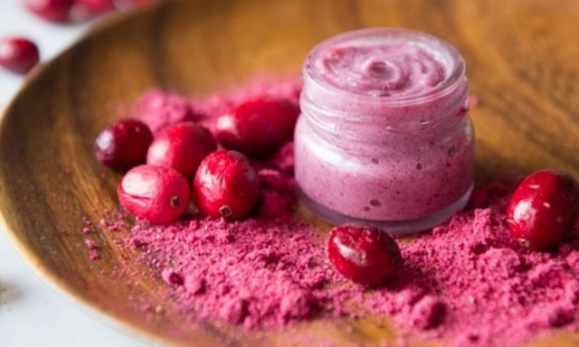 DIY: Φτιάξε μόνη σου το τέλειο προϊόν για μάγουλα και χείλη