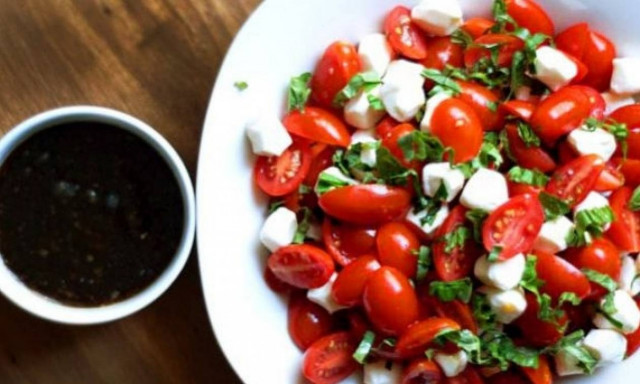 Χριστουγεννιάτικη σαλάτα με τοματίνια και μοτσαρέλα