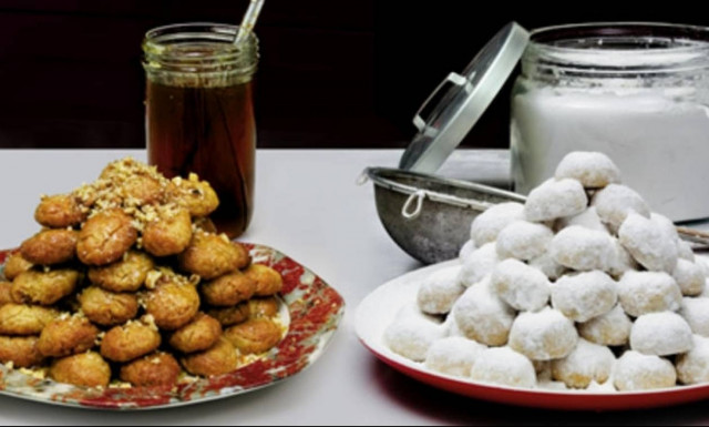 Χριστούγεννα 2016: Μελομακάρονο ή κουραμπιές; Πόσο παχαίνουν;