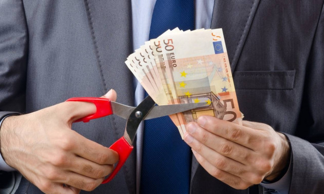 Δημόσιο: «Ποδαρικό» με...ψαλίδι στους μισθούς έως και 83 ευρώ