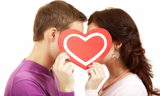 Για ποιο λόγο κλείνουμε τα μάτια μας όταν φιλάμε;