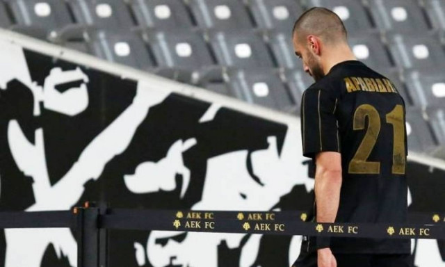 AEK: Έξαλλοι με διαιτησία και Αραβίδη!