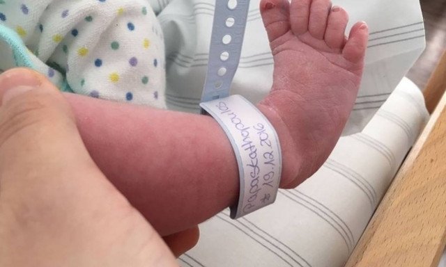 Έγινε για δεύτερη φορά μπαμπάς και αποκάλυψε τα ευχάριστα νέα με μία φωτό στο facebook!