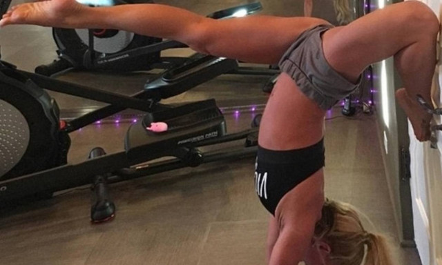 Διάσημη τραγουδίστρια απέκτησε κορμάρα και κάνει ανοίγματα