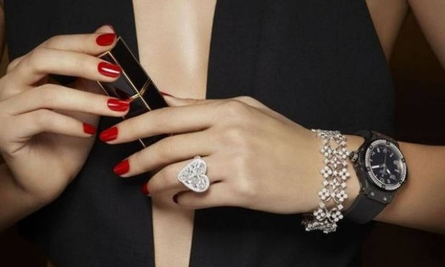 Τα ωραιότερα κόκκινα βερνίκια για το γιορτινό μανικιούρ σου!