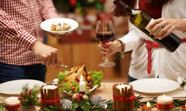 Στο γιορτινό τραπέζι με καούρα; Αυτοί είναι οι τρόποι για να μην έχετε ενοχλήσεις