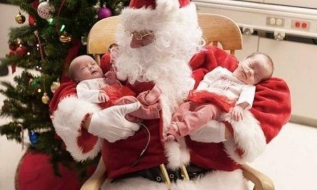 Δεν μπορούσαν να πάνε στον Άγιο Βασίλη, έτσι τα επισκέφτηκε εκείνος!