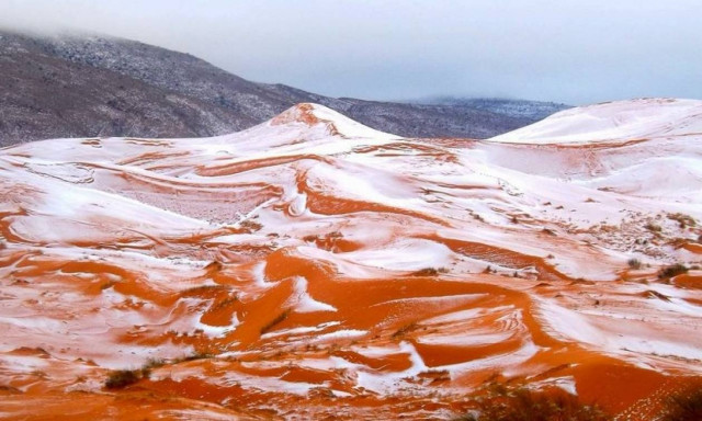 Εντυπωσιακές εικόνες: Χιόνισε στην έρημο Σαχάρα για πρώτη φορά μετά από 37 χρόνια!