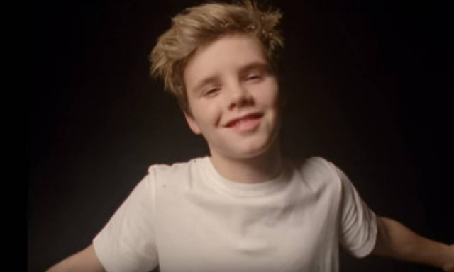 Ο Cruz Beckham, το χριστουγεννιάτικο τραγούδι και τα αδέρφια του στο video clip