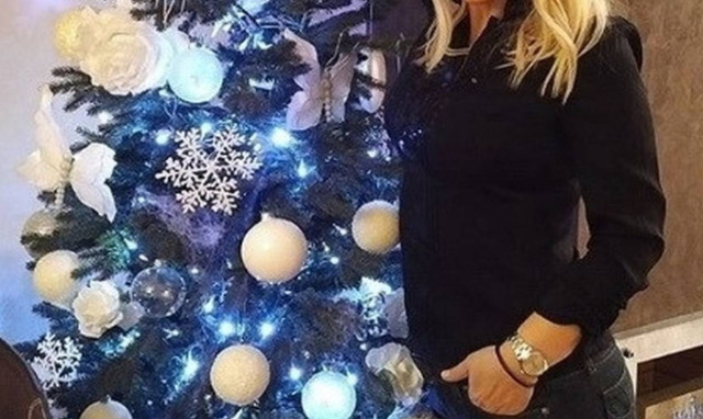 Ελληνίδα παρουσιάστρια ποζάρει δίπλα στο δέντρο της