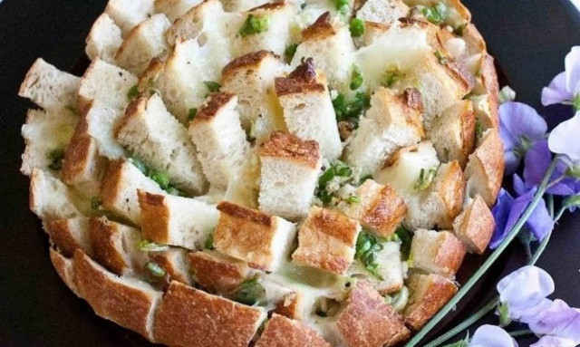 Αυτό το γεμιστό ψωμί με τυρί και κρεμμύδι θα το ερωτευτείς!