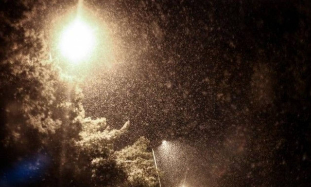 ΤΩΡΑ: Χιονίζει στα βόρεια προάστια της Αττικής