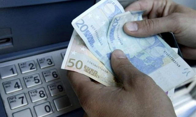 Τρίκαλα: Βρήκαν 2.000 ευρώ στο ΑΤΜ και τα παρέδωσαν